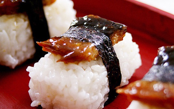 Cơm cuộn lươn có thể ăn kèm với những loại nước chấm nào?
