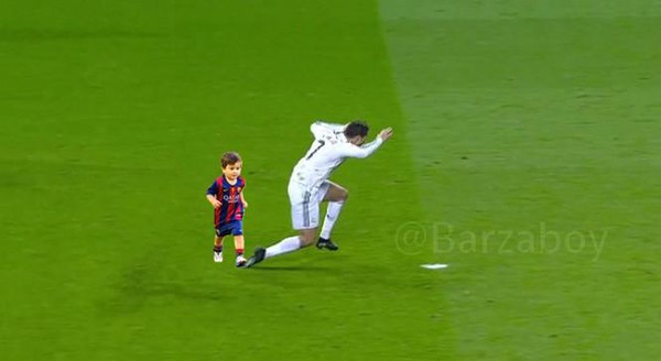 Bức ảnh chế con trai Messi Ronaldo hài hước này sẽ làm các fan cuồng của hai siêu sao này phải cười đau bụng! Bạn sẽ không muốn bỏ qua bức ảnh này, với sự hài hước dí dỏm và đẹp mắt.