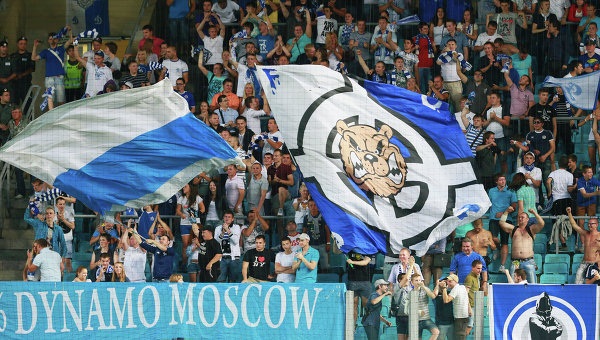 Các cầu thủ Dynamo Moscow bị fan quá khích tấn công bắng súng sơn 1