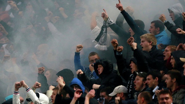 Các cầu thủ Dynamo Moscow bị fan quá khích tấn công bắng súng sơn 2