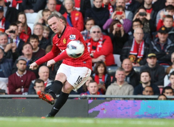 Nhóc Kai và mẹ tới cổ vũ bố Rooney 4