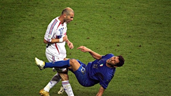 Tượng Zidane dùng "thiết đầu công" có nguy cơ biến mất 1