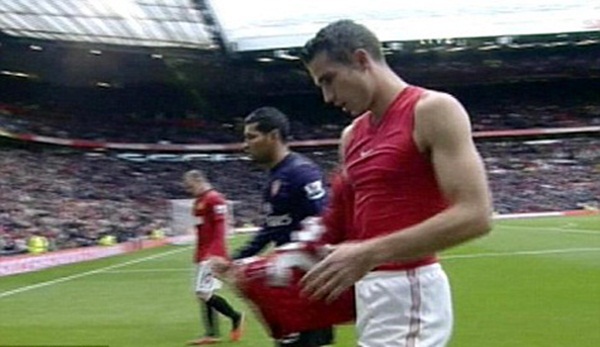 Xin áo Persie, Santos khiến fan Arsenal điên tiết 1