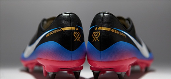 Ronaldo ra mắt mẫu giày Nike Mercurial mới 4