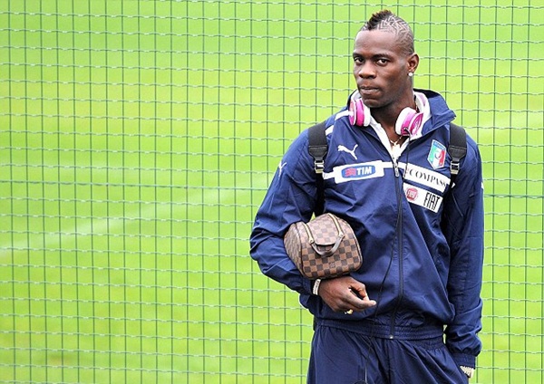 Balotelli lại trình làng kiểu đầu siêu dị 4