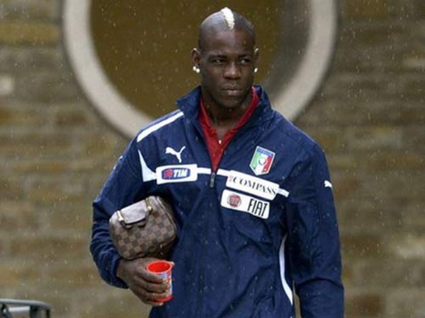 Balotelli lại trình làng kiểu đầu siêu dị 2