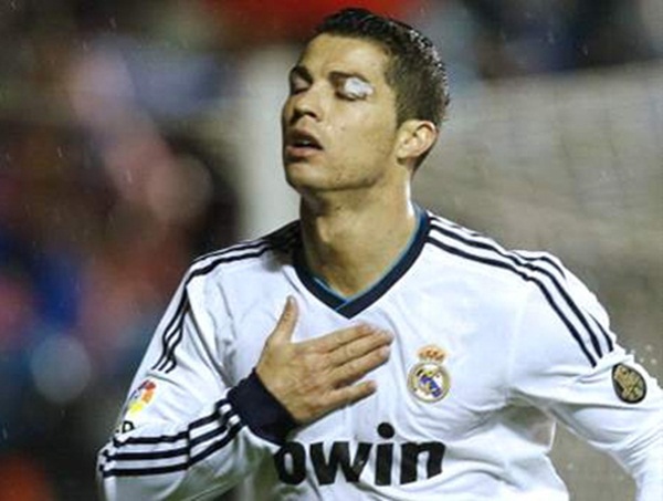 Ronaldo "cả gan" che mờ logo Real Madrid 2