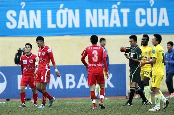 Năm 2012: Thế giới chào thua trọng tài Việt Nam 2
