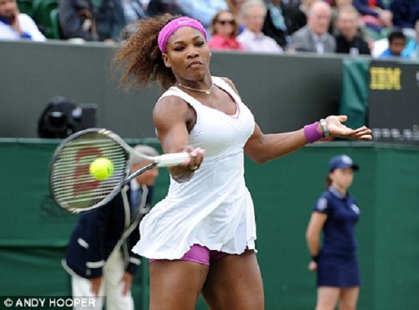 Wozniacki độn ngực trêu khéo Serena Williams 2
