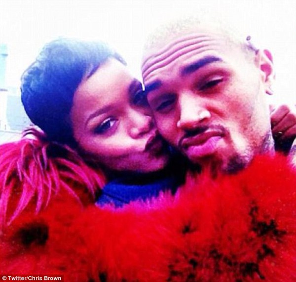 Chris Brown đăng hình tình cảm cùng Rihanna 1