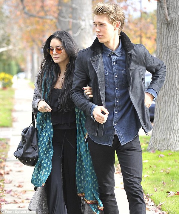 Vanessa Hudgens tay trong tay bạn trai đi tiệc Giáng sinh 3