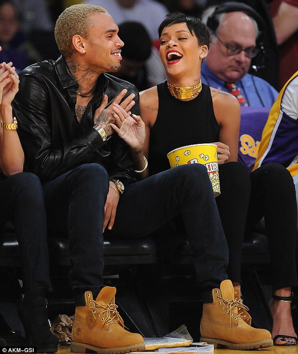 Rihanna và Chris Brown tình tứ ngồi xem bóng rổ 2