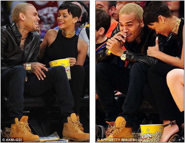 Rihanna và Chris Brown tình tứ ngồi xem bóng rổ 3