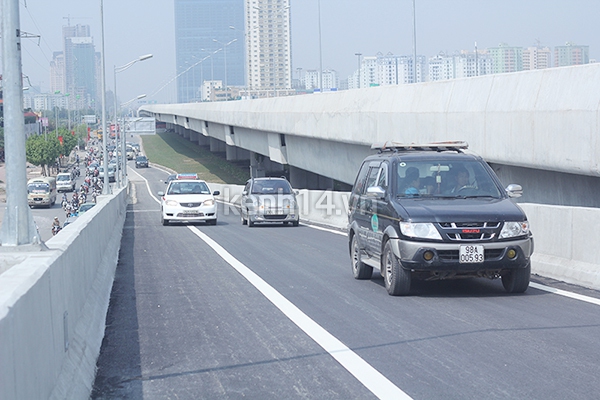 Ngắm đường tr&ecirc;n cao đầu ti&ecirc;n của thủ đ&ocirc; ng&agrave;y th&ocirc;ng xe 21