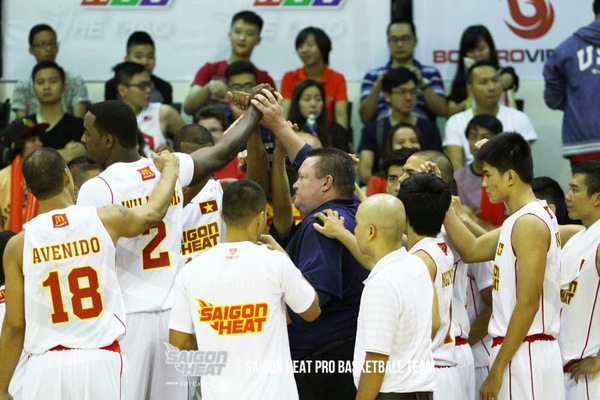 CĐV, cầu thủ Saigon Heat bàng hoàng trước sự ra đi của HLV Rabedeaux