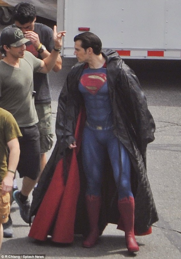 Batman V Superman: Dawn of Justice lộ ảnh trang phục mới của Henry Cavill