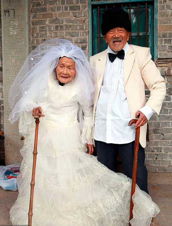 Cặp đôi 100 tuổi lần đầu được mặc áo cưới 1
