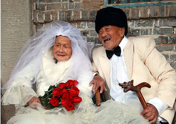 Cặp đôi 100 tuổi lần đầu được mặc áo cưới 2