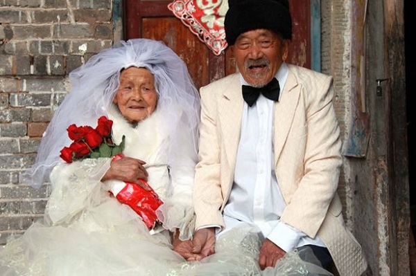 Cặp đôi 100 tuổi lần đầu được mặc áo cưới 3