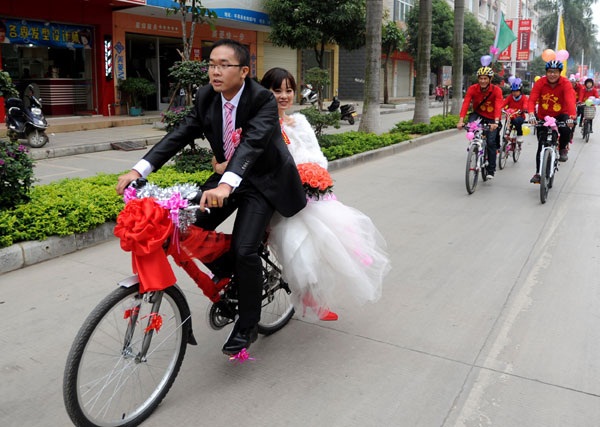 Trung Quốc: Cực lãng mạn màn rước dâu bằng xe đạp 1