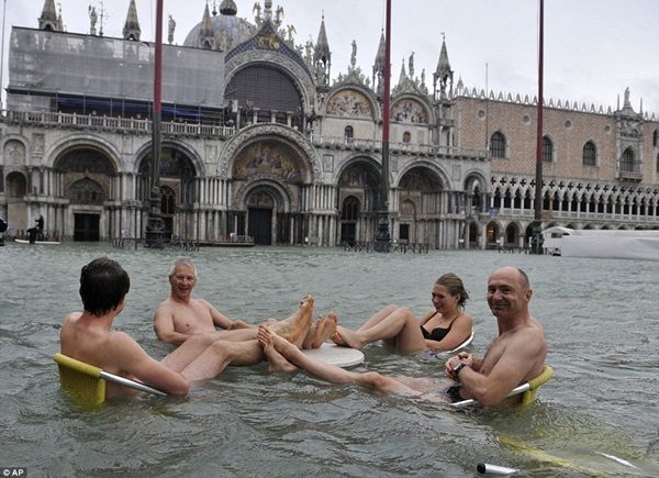  Venice vẫn "lãng mạn" trong mùa mưa lũ 3