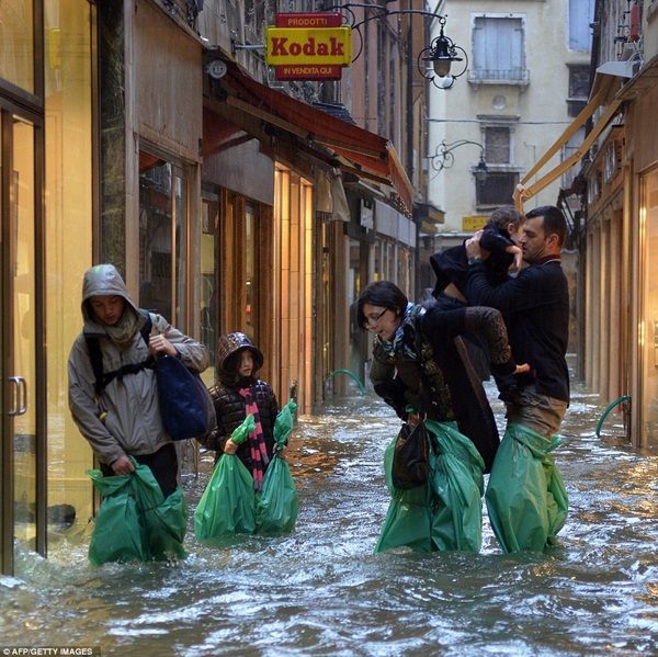  Venice vẫn "lãng mạn" trong mùa mưa lũ 9