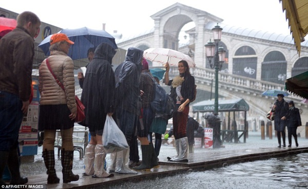  Venice vẫn "lãng mạn" trong mùa mưa lũ 10