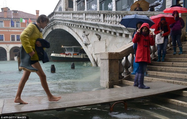  Venice vẫn "lãng mạn" trong mùa mưa lũ 11