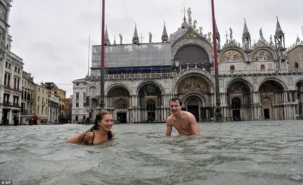  Venice vẫn "lãng mạn" trong mùa mưa lũ 4