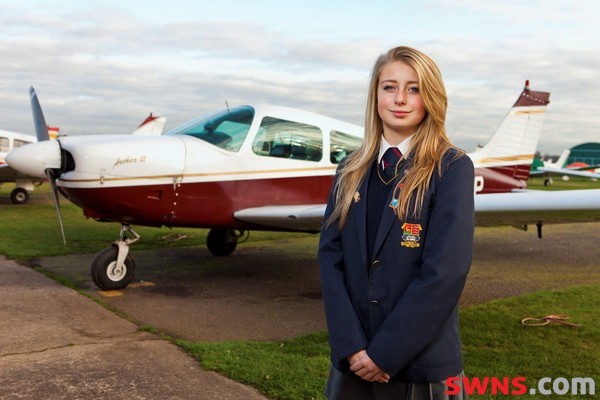 Gặp nữ phi công tuổi teen trẻ nhất Anh quốc  1