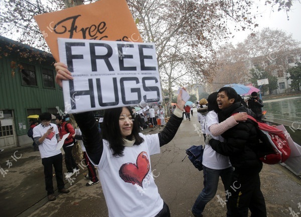 Sinh viên Trung Quốc đua nhau "free hug" trong "ngày tận thế"  2