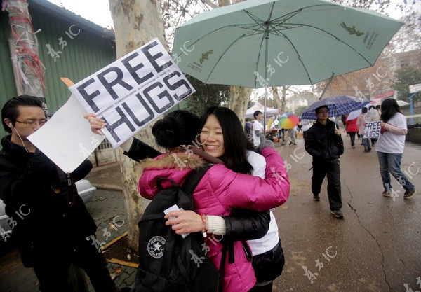 Sinh viên Trung Quốc đua nhau "free hug" trong "ngày tận thế"  12