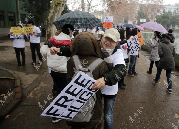 Sinh viên Trung Quốc đua nhau "free hug" trong "ngày tận thế"  13