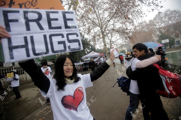 Sinh viên Trung Quốc đua nhau "free hug" trong "ngày tận thế"  14
