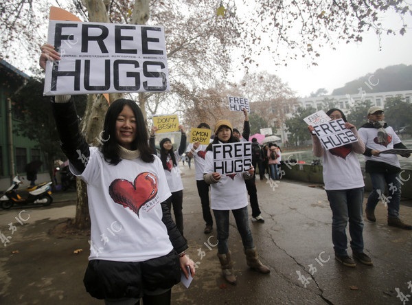 Sinh viên Trung Quốc đua nhau "free hug" trong "ngày tận thế"  1