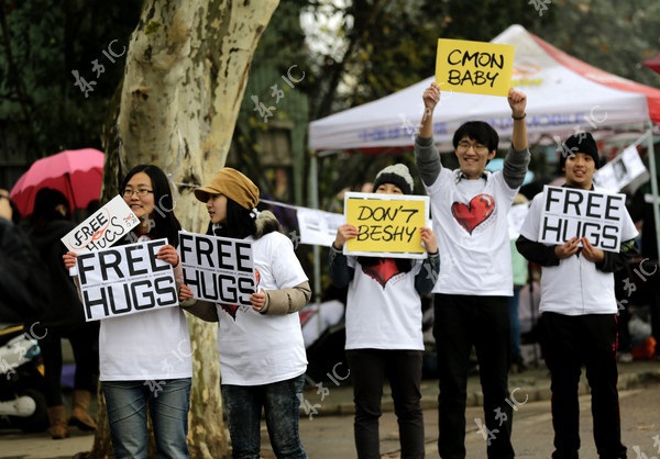 Sinh viên Trung Quốc đua nhau "free hug" trong "ngày tận thế"  4