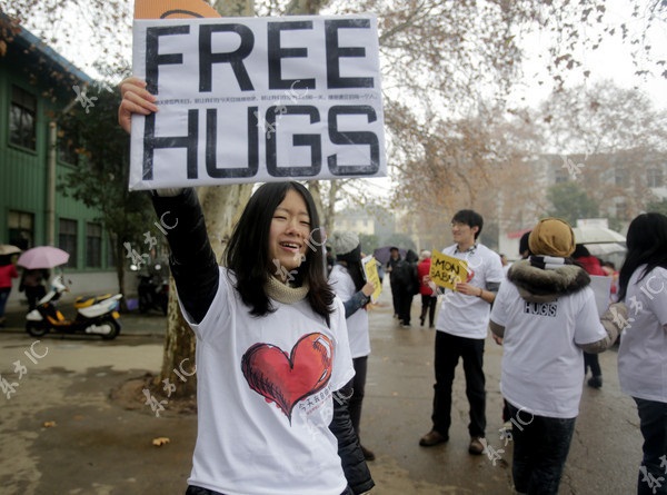 Sinh viên Trung Quốc đua nhau "free hug" trong "ngày tận thế"  5