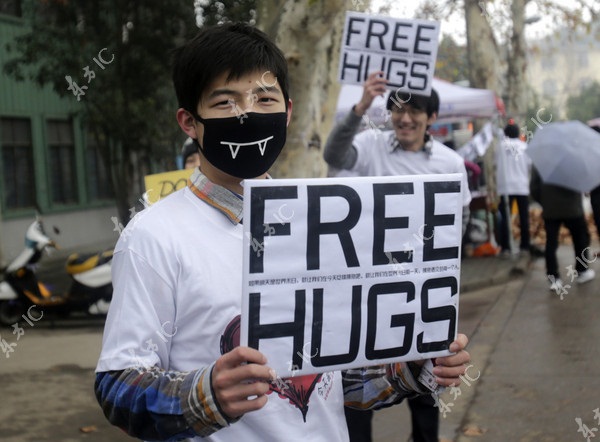 Sinh viên Trung Quốc đua nhau "free hug" trong "ngày tận thế"  7