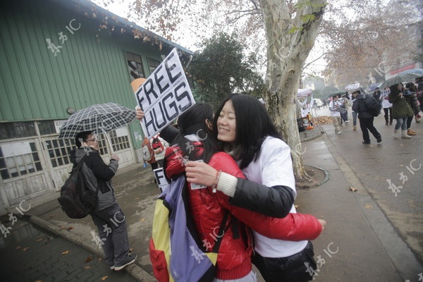 Sinh viên Trung Quốc đua nhau "free hug" trong "ngày tận thế"  9