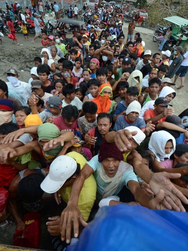 Phillipines: Đau lòng cảnh tượng người dân xin ăn sau bão Bopha 1