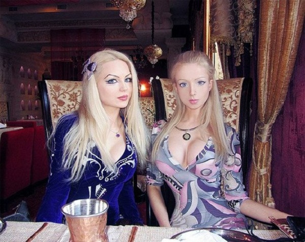"Búp bê sống" người Nga đã tìm được chị em sinh đôi 6
