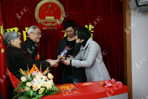 gioi-tre-trung-quoc-dua-nhau-ket-hon-trong-ngay-tam-trung