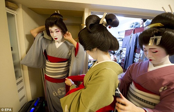 Cuộc sống của Geisha nam duy nhất ở Nhật  10