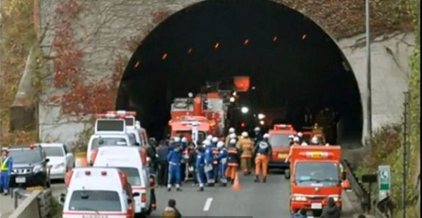 Nhật: Sập đường hầm, nhiều xe bị vùi lấp  2