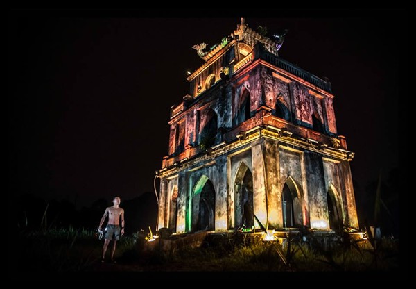 Nam thanh niên BƠI RA THÁP RÙA lúc nửa đêm - BOI RA THAP RUA