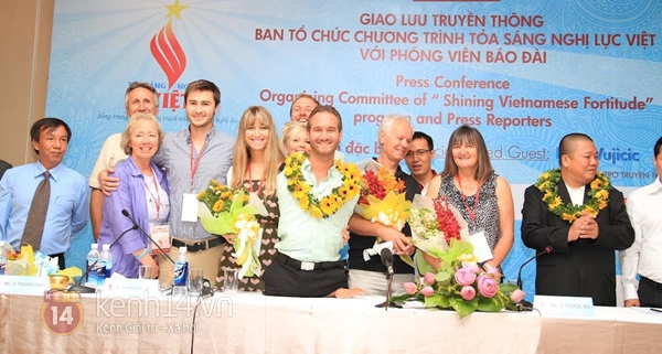 Nick Vujicic đi cùng mẹ và em gái trong lần trở lại Việt Nam