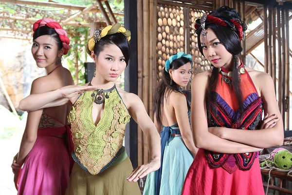 H&agrave; Tăng quyết kh&ocirc;ng đứng c&ugrave;ng d&agrave;n &ldquo;Mỹ nh&acirc;n kế&rdquo; 1