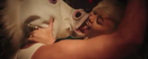 Miley khóa môi ướt át với "kỳ lân" trong MV mới 1