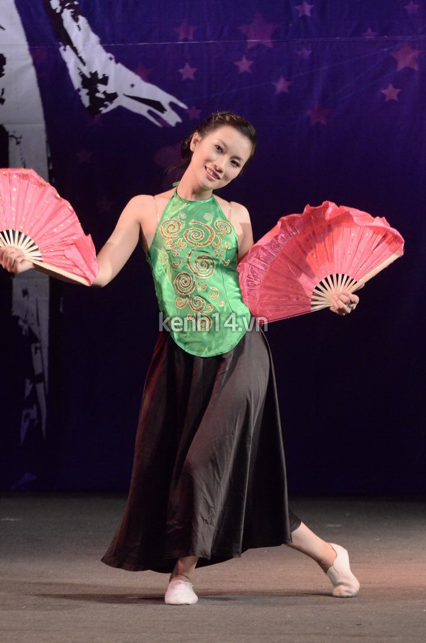 Nữ sinh duyên dáng đêm chung kết Miss Dược 2012 8
