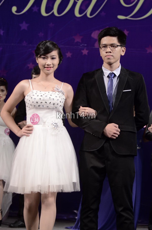 Nữ sinh duyên dáng đêm chung kết Miss Dược 2012 15